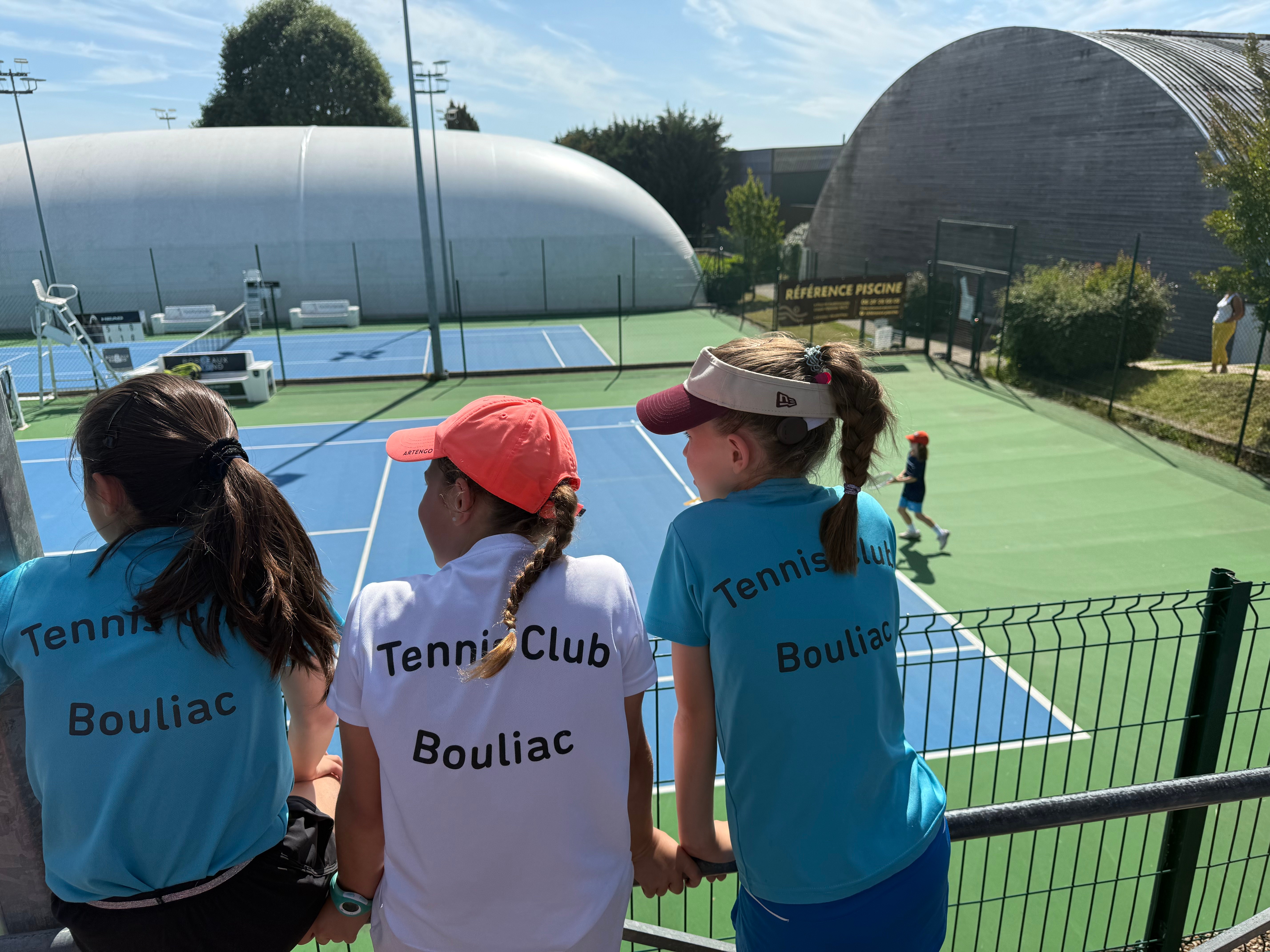 Joueuses du Tennis Club Bouliac regardant un match