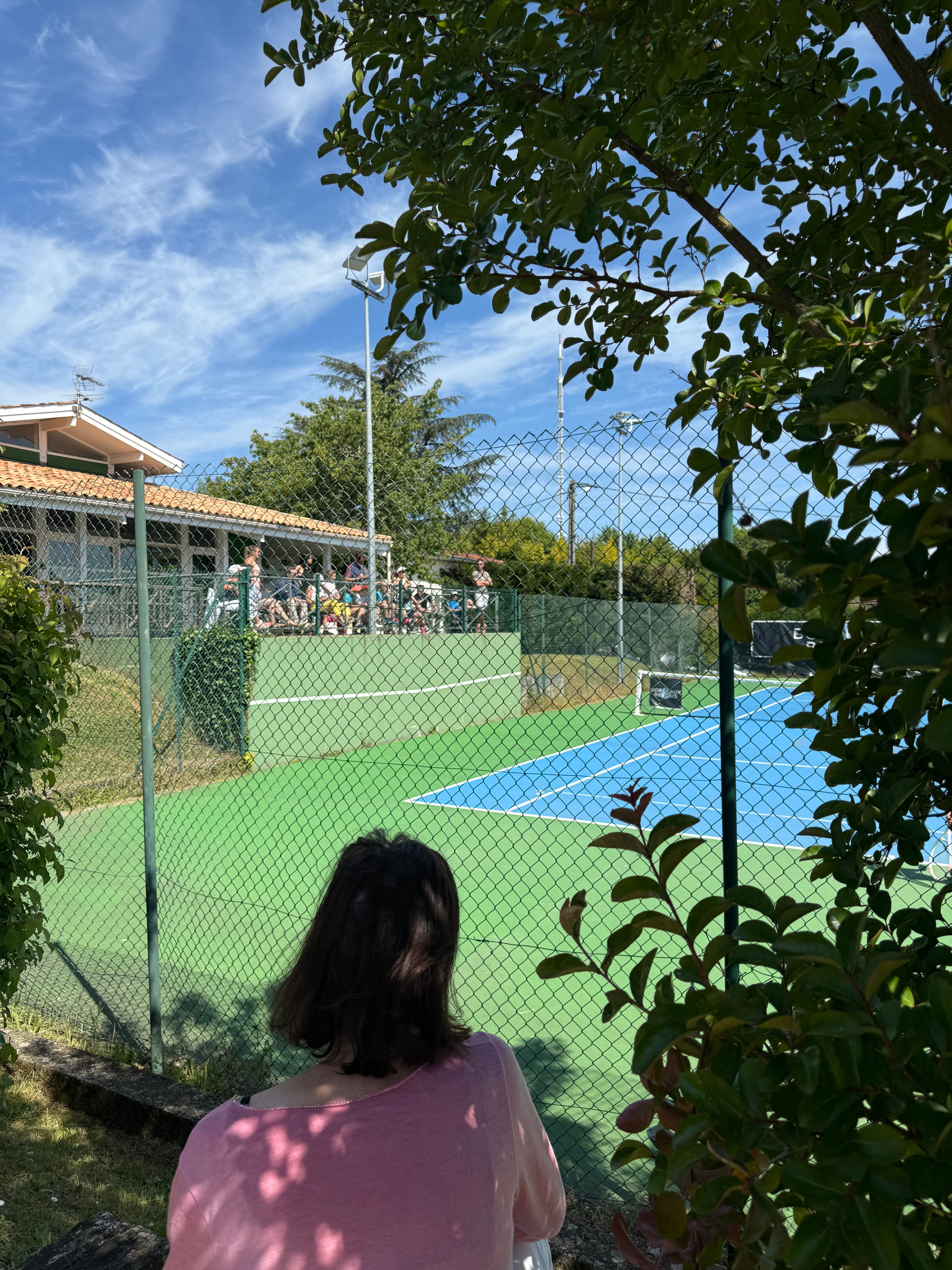 Spectatrice regardant un match de tennis