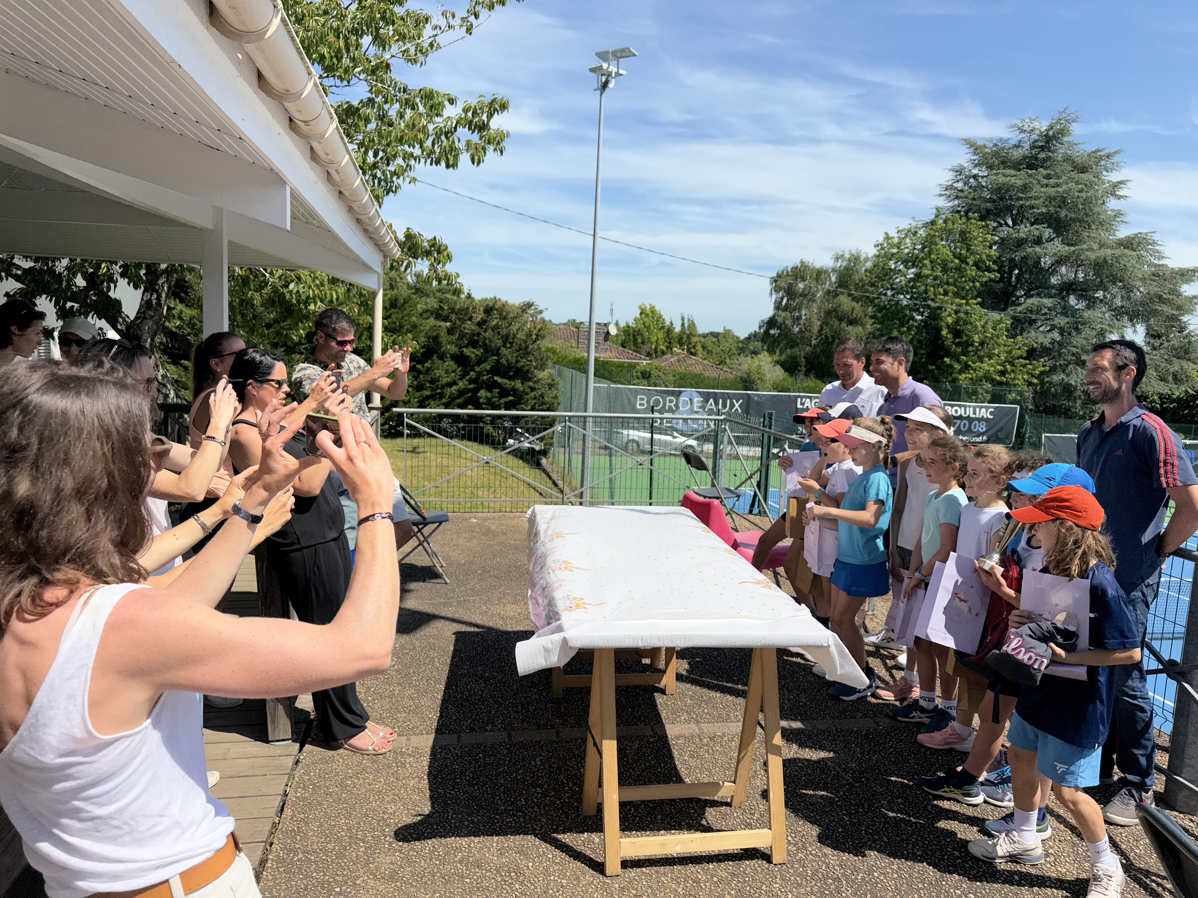 Cérémonie avec parents et joueuses applaudissant